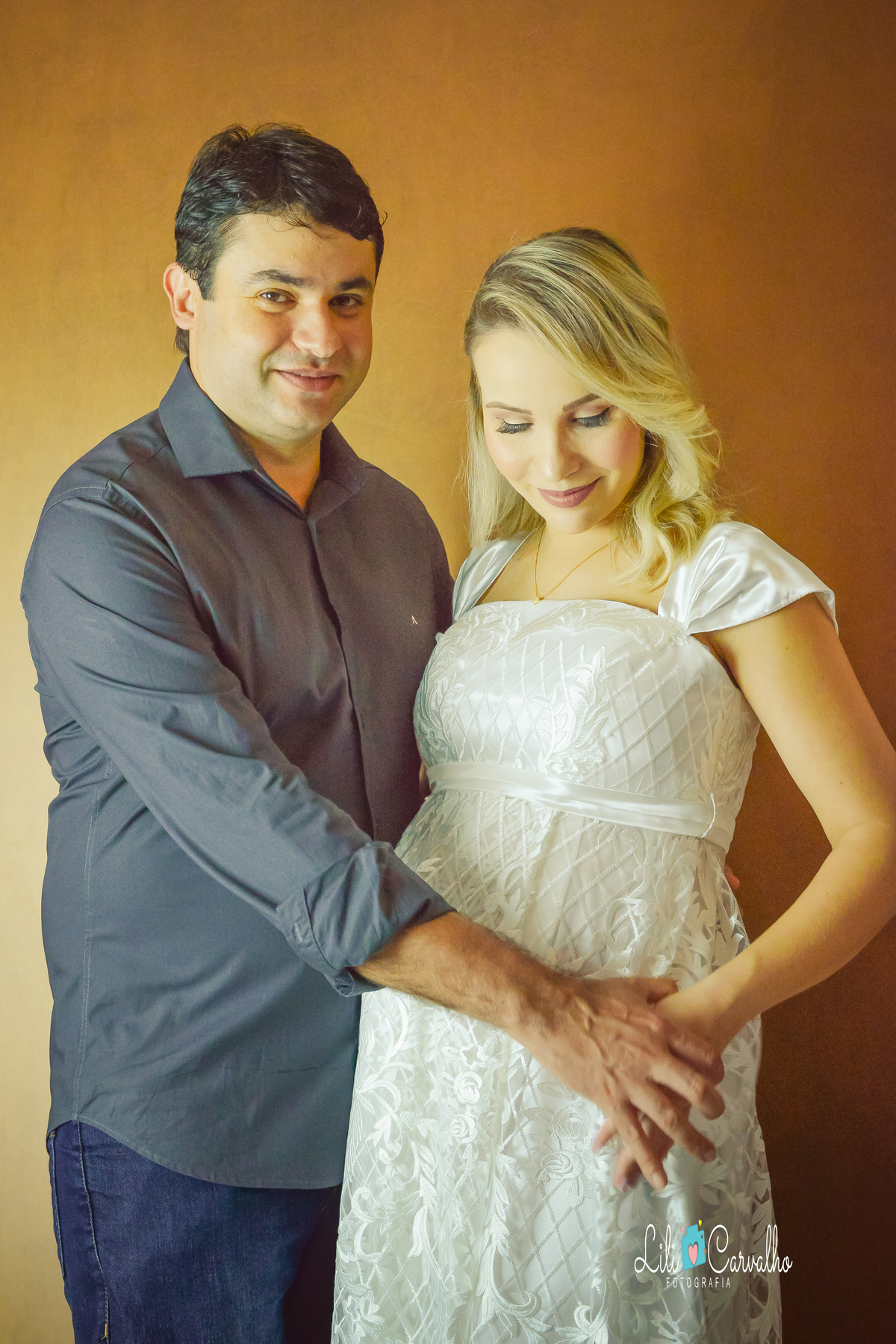 ensaio gestante no estúdio em Maringá fundo marrom 