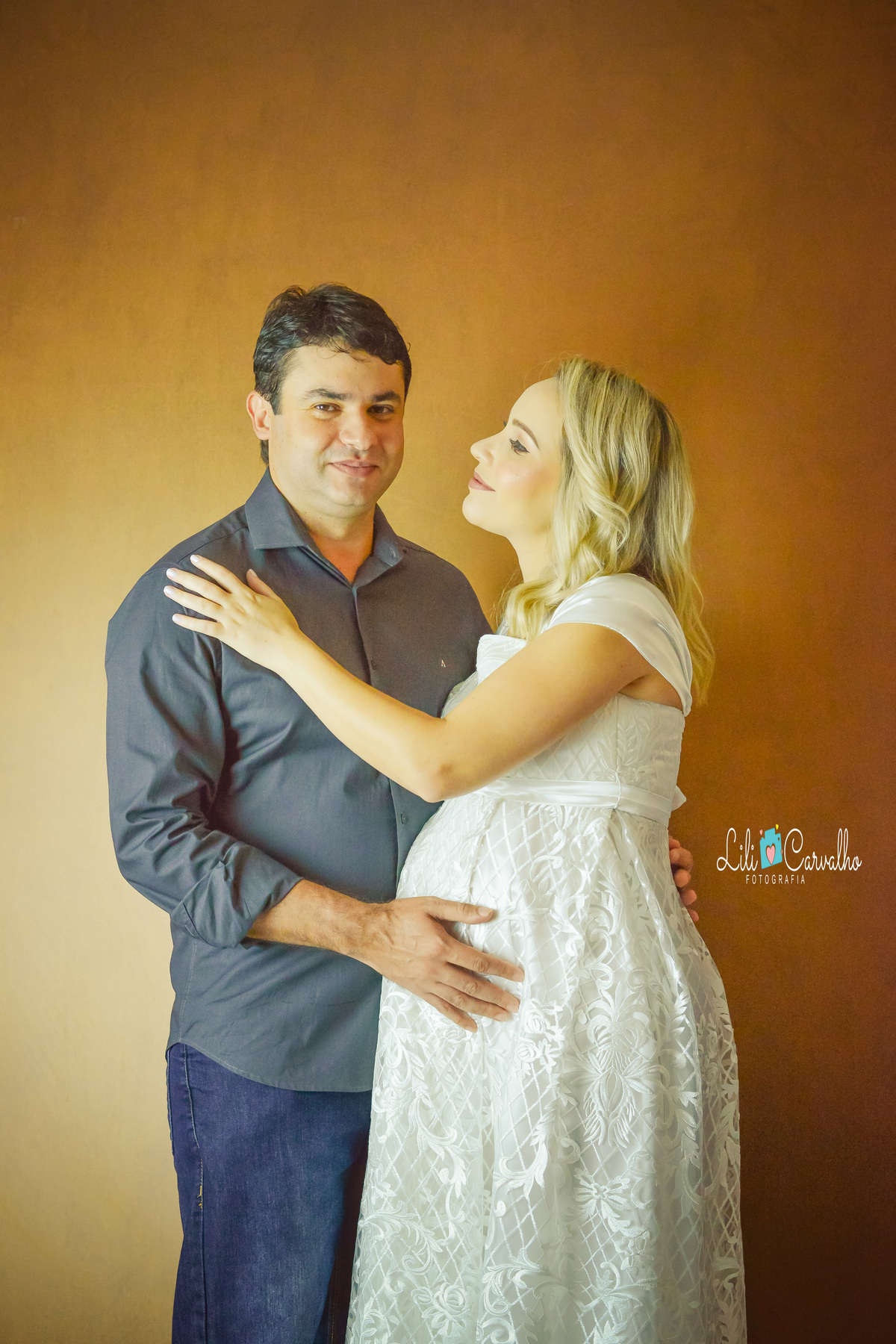 ensaio gestante no estúdio em Maringá casal mão ombro