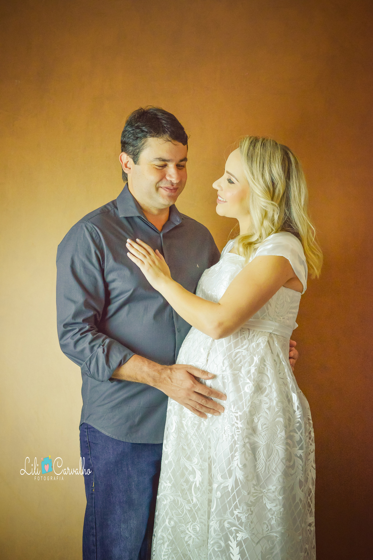 ensaio gestante no estúdio em Maringá romance