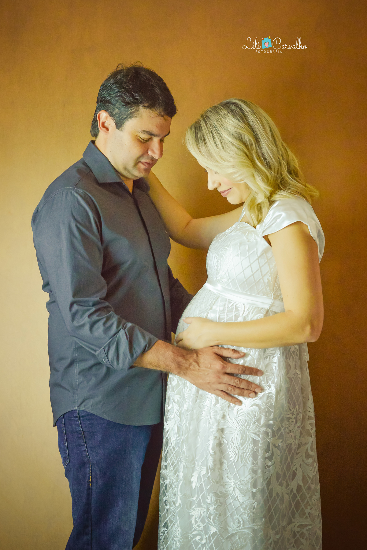 ensaio gestante no estúdio em Maringá mão na barriga