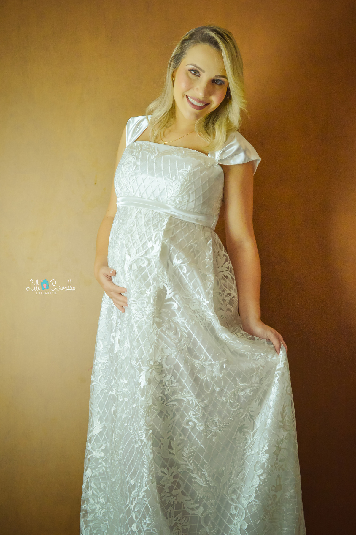 ensaio gestante no estúdio em Maringá vestido branco, princesa 