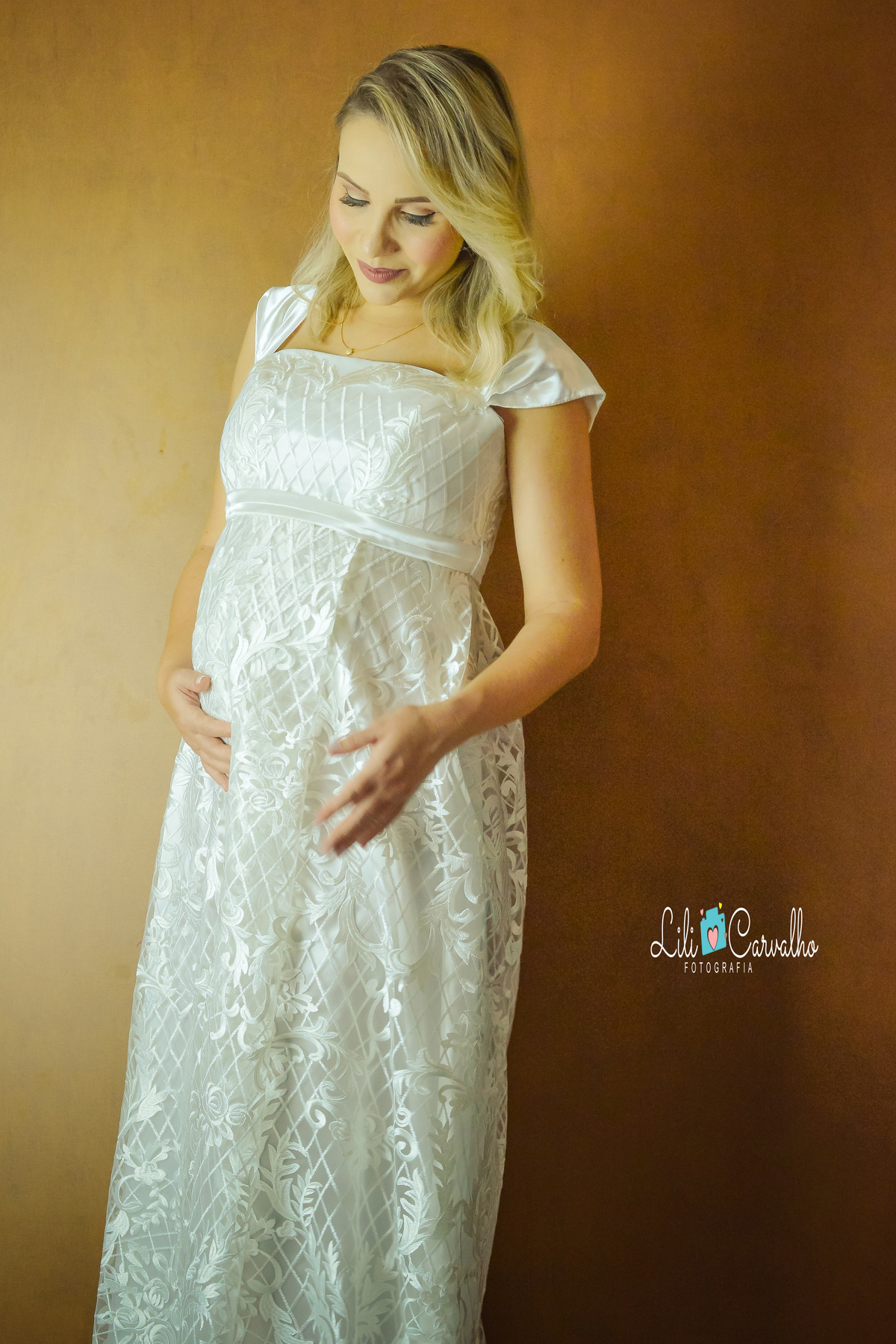 ensaio gestante no estúdio em Maringá  mão barriga 
