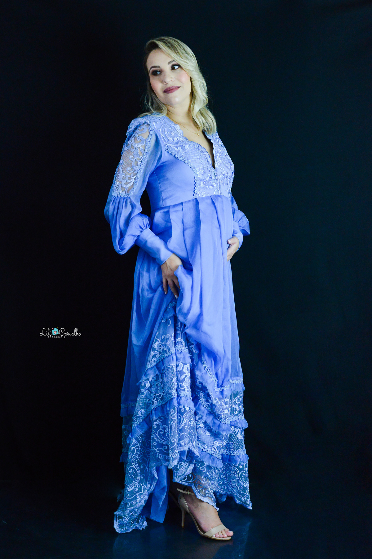 ensaio gestante no estúdio em Maringá vestido azul 