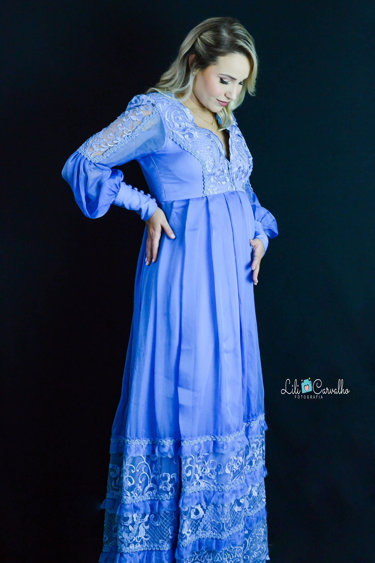 ensaio gestante no estúdio em Maringá vestido azul, fundo preto