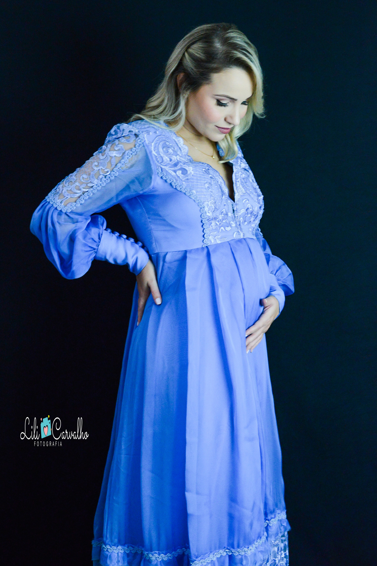 ensaio gestante no estúdio em Maringá mão na barriga