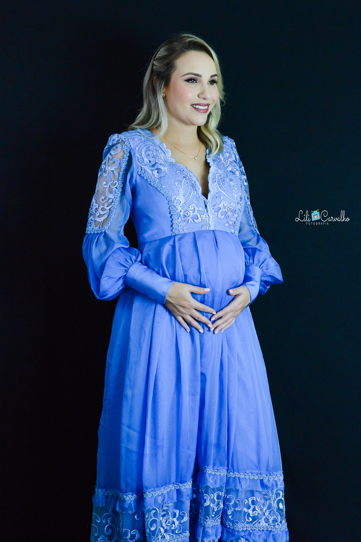 ensaio gestante no estúdio em Maringá duas mãos na barriga 