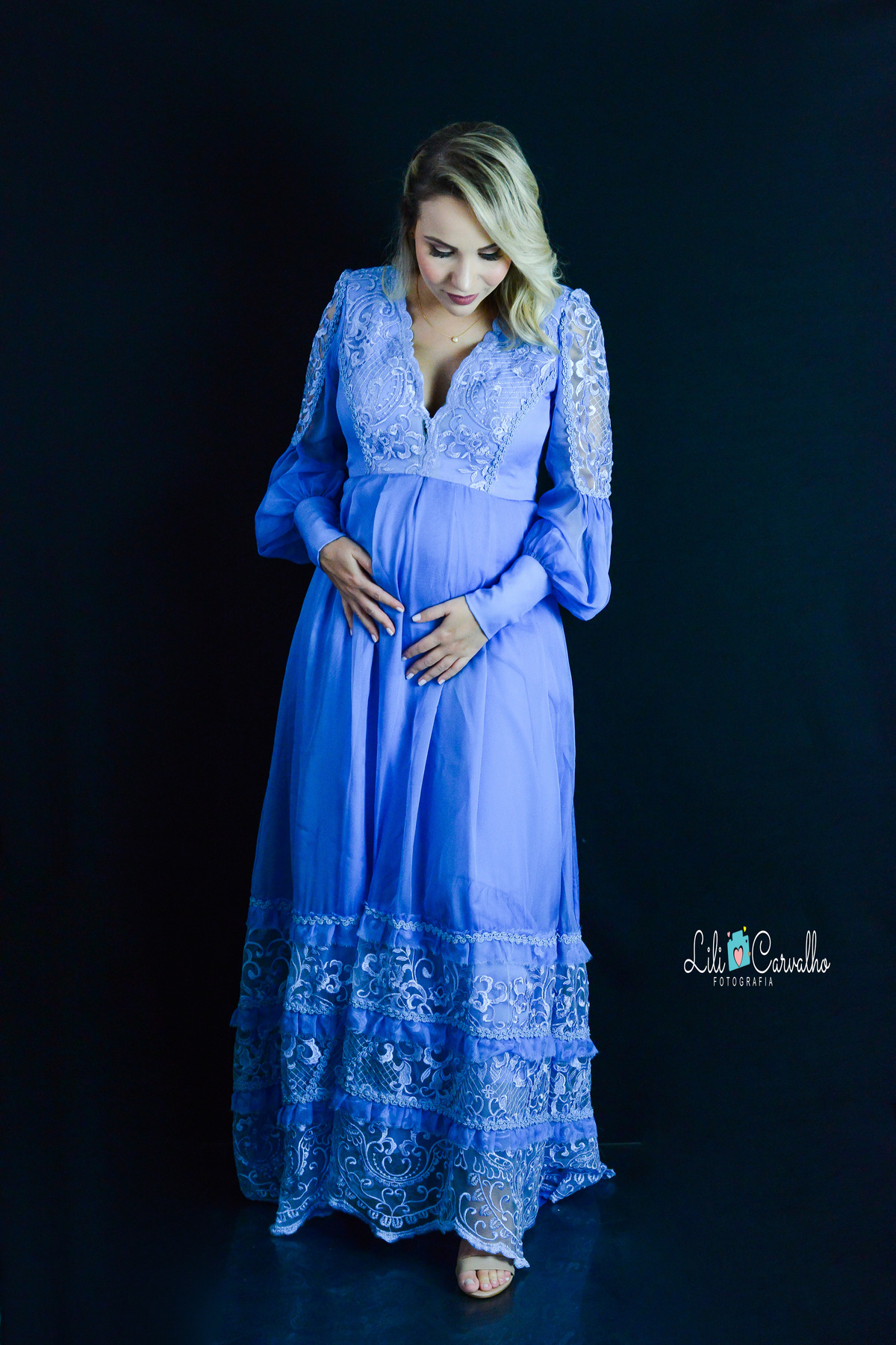 ensaio gestante no estúdio em Maringá de frente 