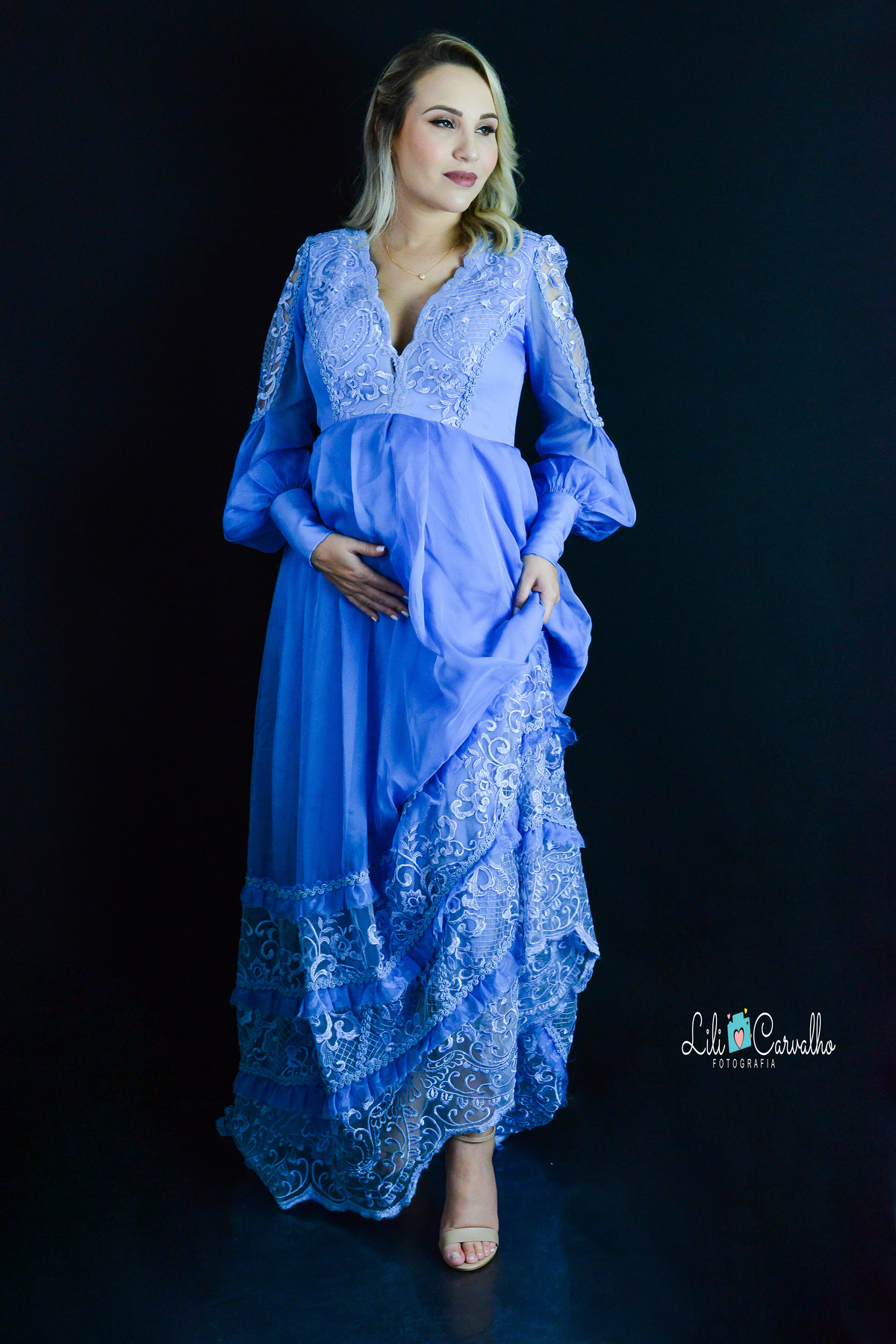 ensaio gestante no estúdio em Maringá, vestido azul royal 