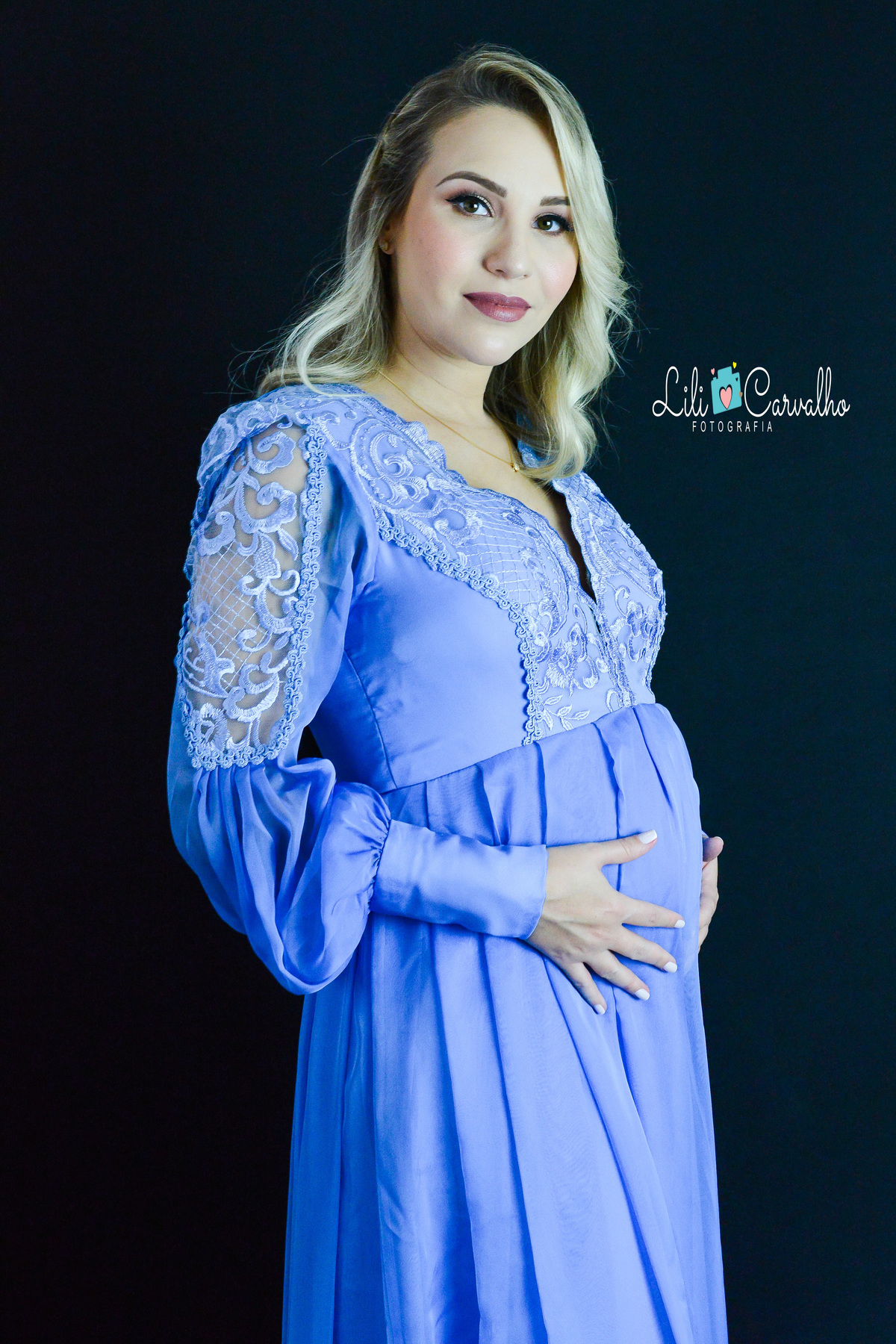 ensaio gestante no estúdio em Maringá mão na barriga, linda 