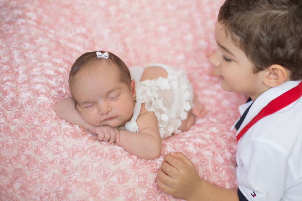 bebê e seu irmão, em seu ensaio newborn, feito por Ana Mokarzel, em Belém do Pará