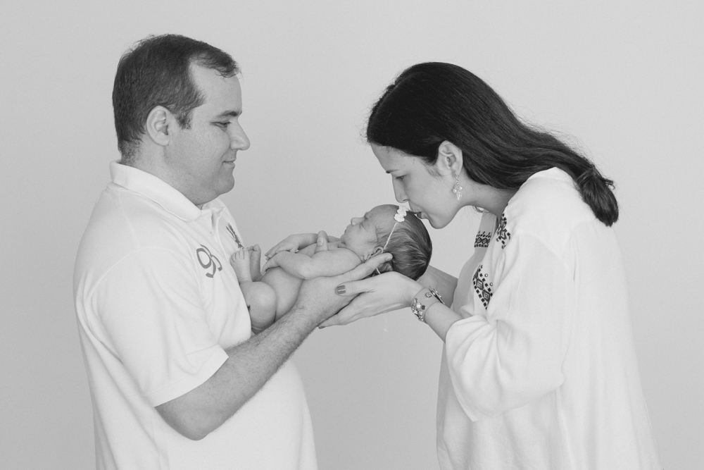 família com seu bebê, amor, , em seu ensaio newborn, feito por Ana Mokarzel, em Belém do Pará