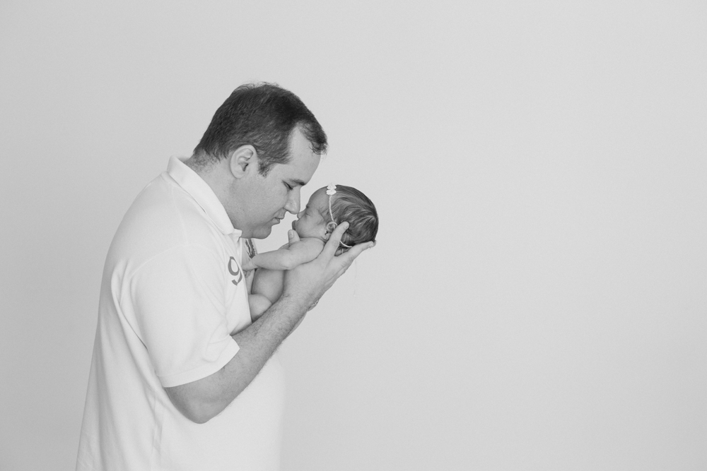 pai e filha, amor, bebê , em seu ensaio newborn, feito por Ana Mokarzel, em Belém do Pará