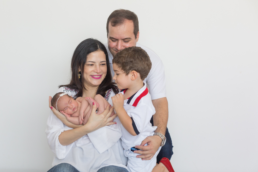 família, amor, bebê, em seu ensaio newborn, feito por Ana Mokarzel, em Belém do Pará