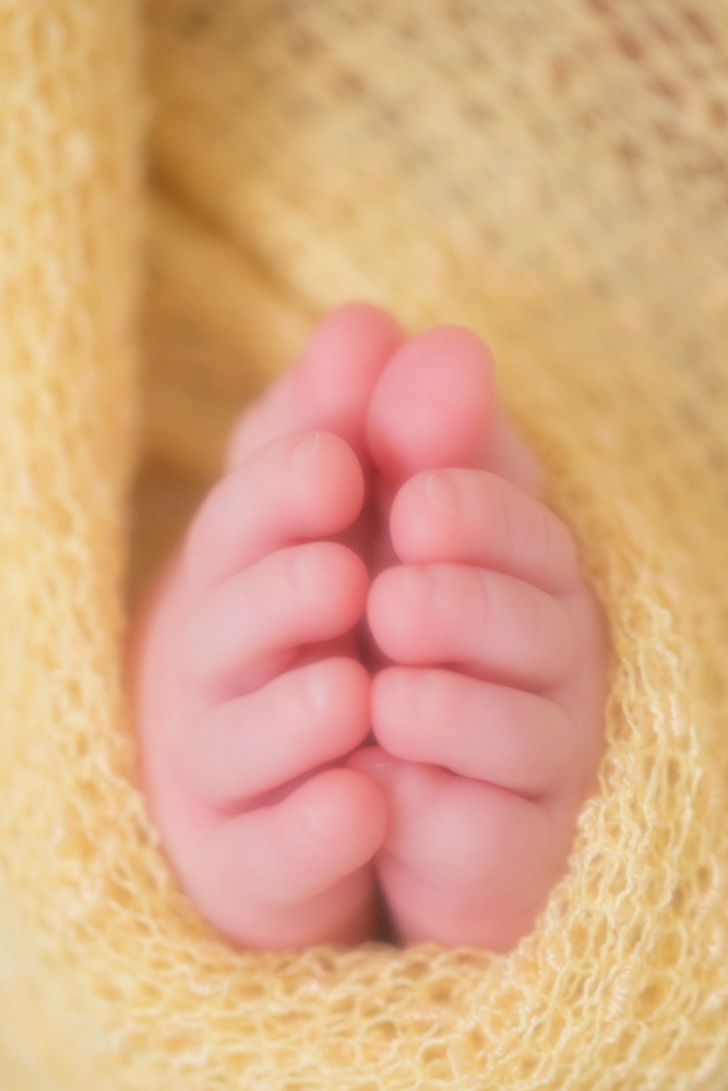 os pezinhos lindos da bebê, em seu ensaio newborn, feito por Ana Mokarzel em Belém do Pará