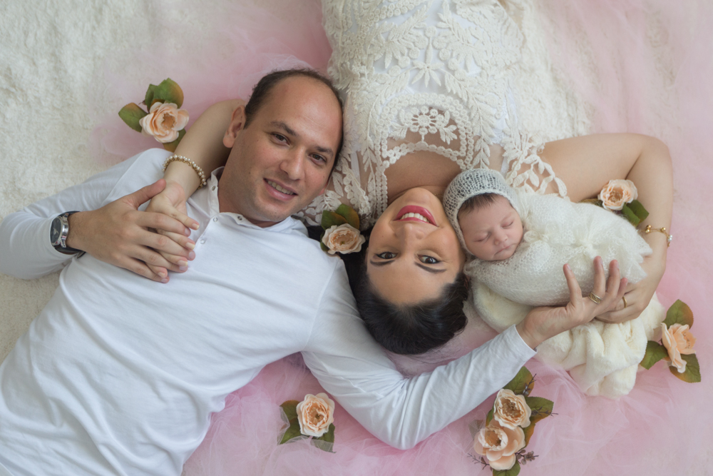 família linda, com sua bebê, em seu ensaio newborn, feito por Ana Mokarzel em Belém do Pará