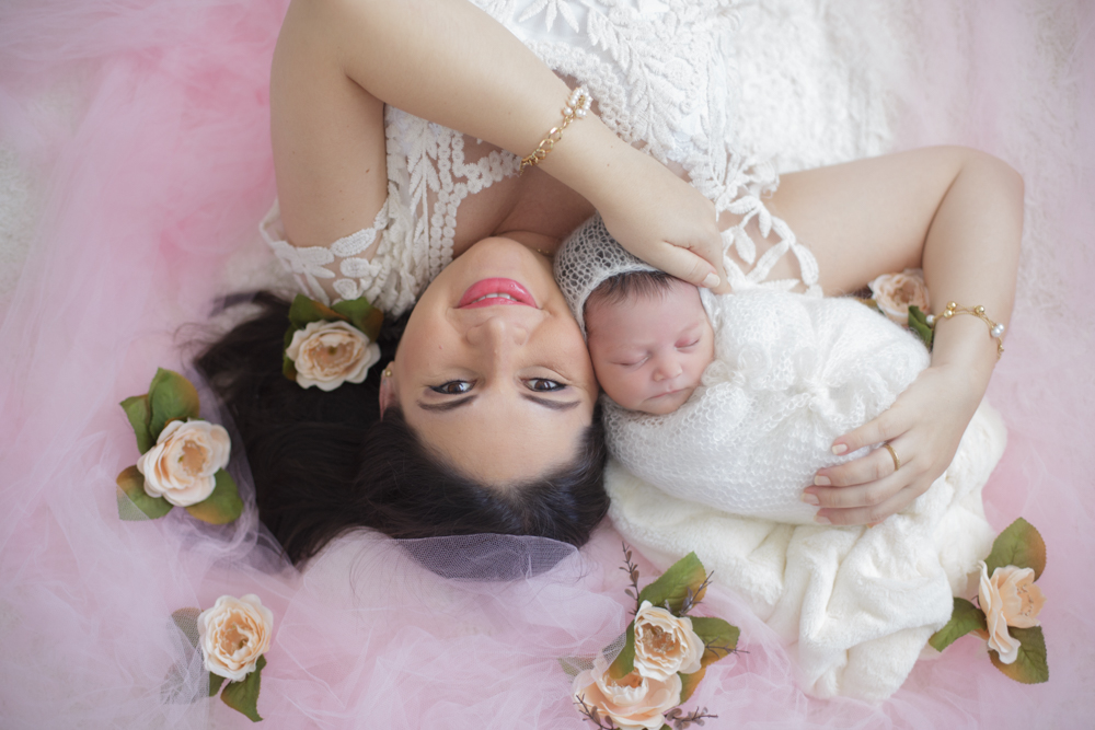 mãe e filha, em seu ensaio newborn, feito por Ana Mokarzel em Belém do Pará