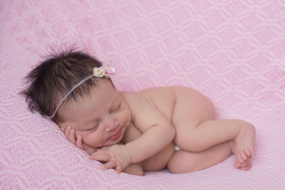 bebê no puff, pose lady, em seu ensaio newborn, feito por Ana Mokarzel em Belém do Pará