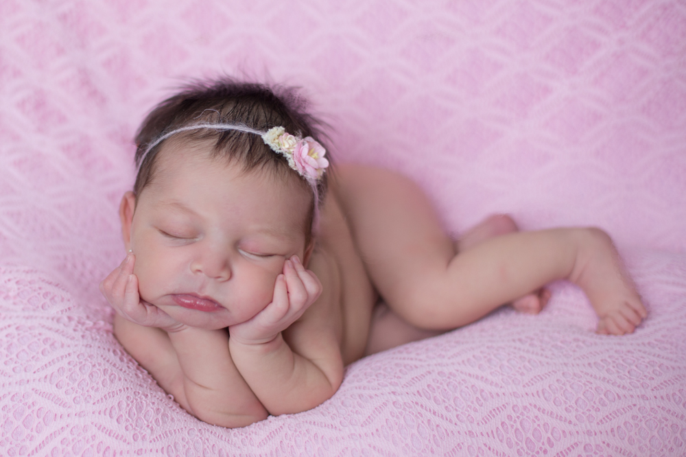 bebê linda, na pose do sapinho, em seu ensaio newborn, feito por Ana Mokarzel em Belém do Pará