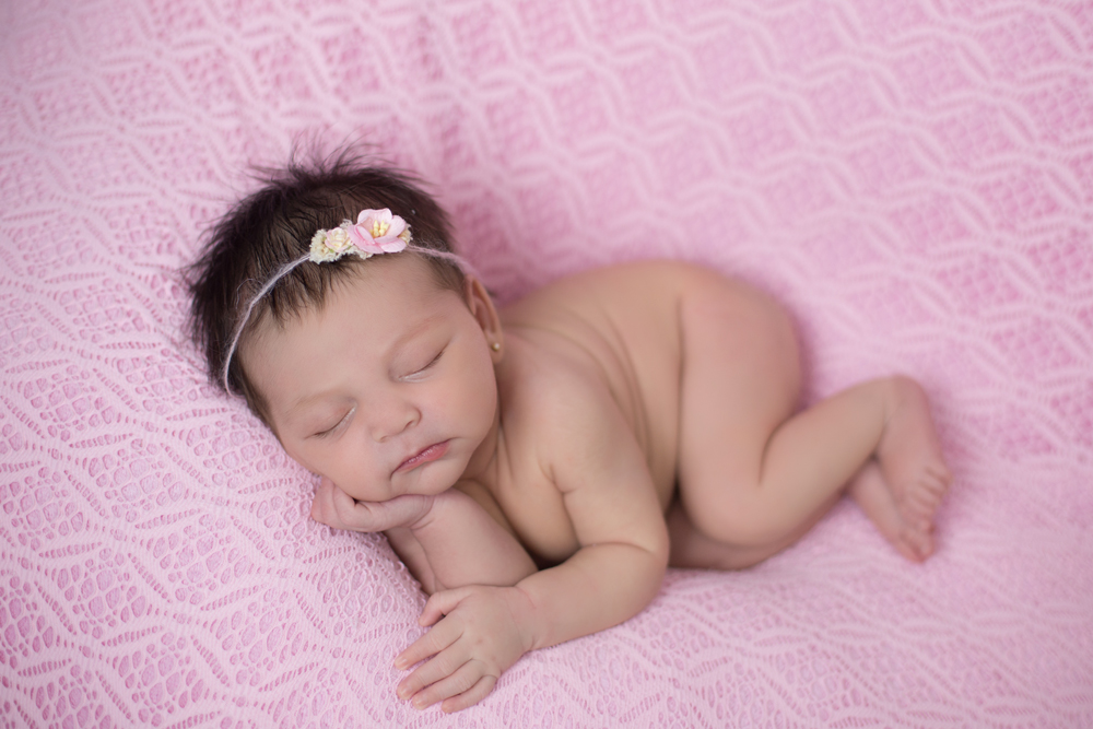 bebê, em pose do queixinho, em seu ensaio newborn, feito por Ana Mokarzel em Belém do Pará