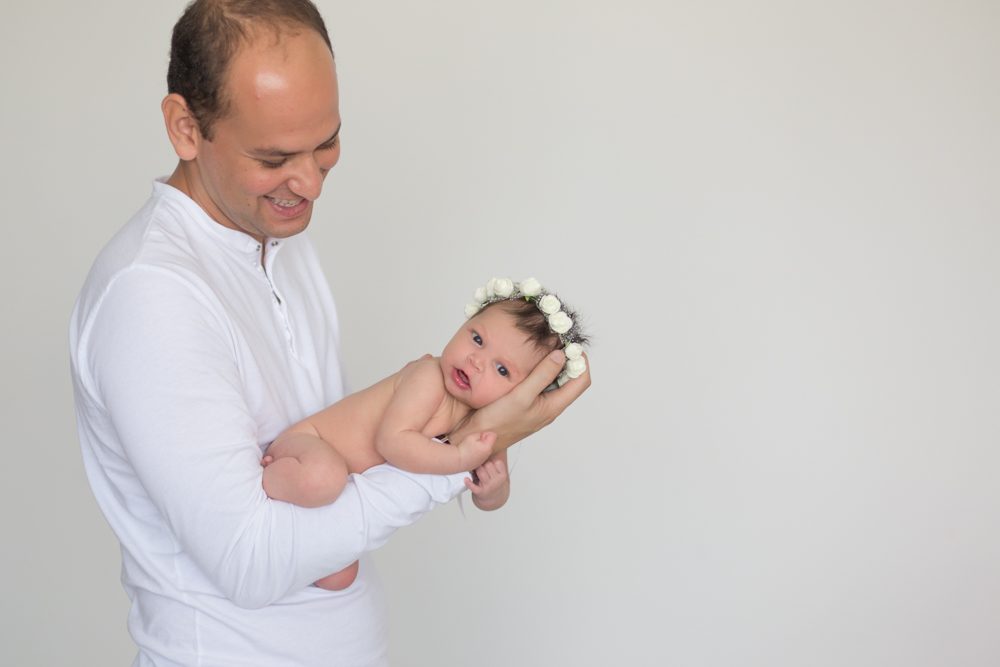 pai e filha, famíli, em seu ensaio newborn, feito por Ana Mokarzel em Belém do Pará