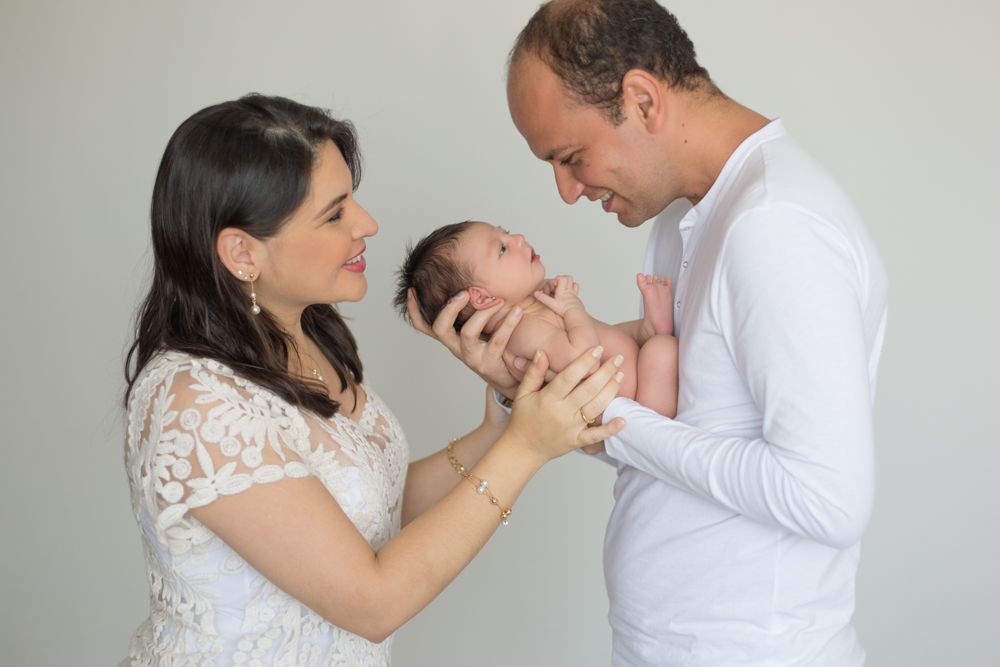 família e bebê, em seu ensaio newborn, feito por Ana Mokarzel em Belém do Pará