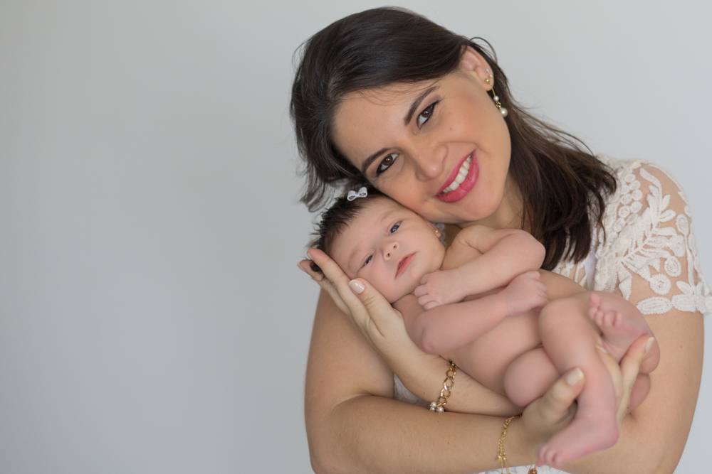 mãe e filha bebê, famíli, em seu ensaio newborn, feito por Ana Mokarzel em Belém do Pará