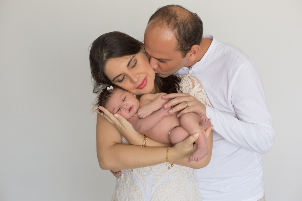 família, bebê, em seu ensaio newborn, feito por Ana Mokarzel em Belém do Pará