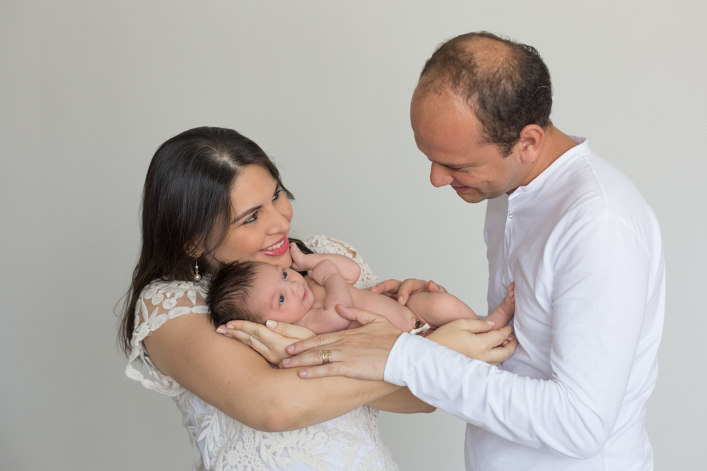família, bebê em seu ensaio newborn, feito por Ana Mokarzel em Belém do Pará