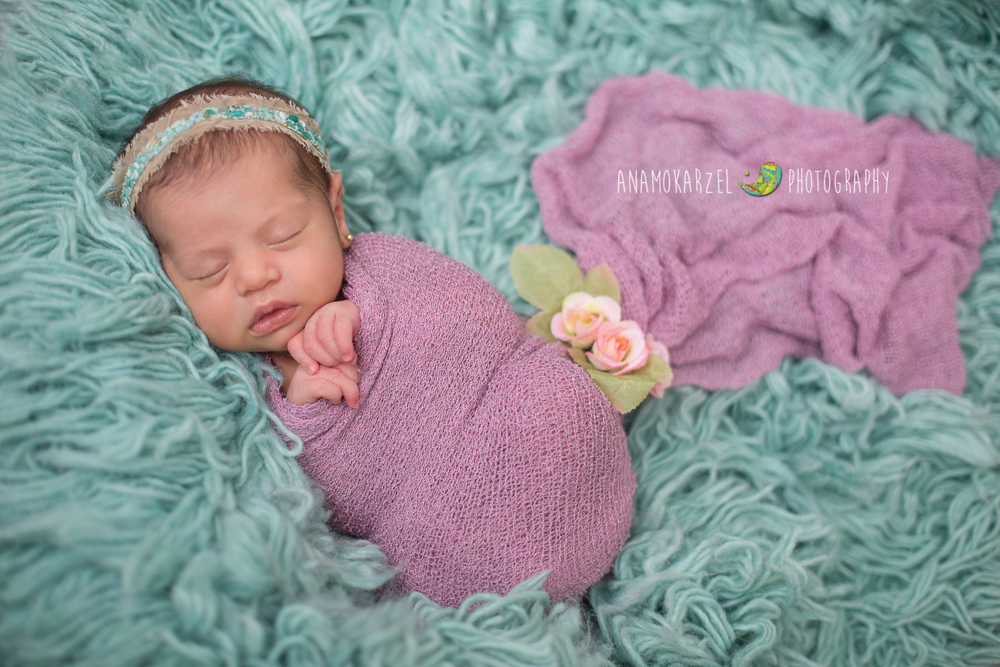 bebê linda, enroladinha no wrap, em seu ensaio newborn, feito por Ana Mokarzel em Belém do Pará