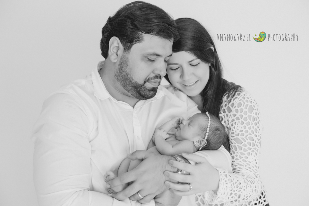 bebê linda com flores, em seu ensaio newborn, feito por Ana Mokarzel em Belém do Pará