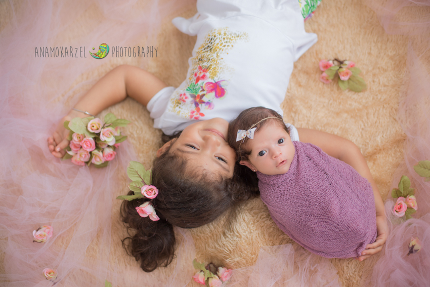 book newborn - bebê com sua irmãzinha, em seu ensaio newborn, feito por Ana Mokarzel em Belém do Pará