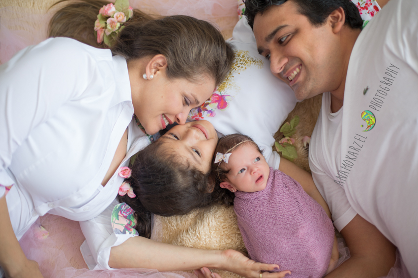 família linda, em seu ensaio newborn, feito por Ana Mokarzel em Belém do Pará - book newborn