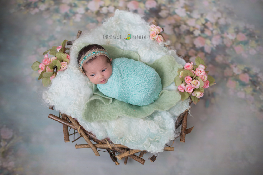 bebê menina, em seu ensaio newborn, feito por Ana Mokarzel em Belém do Pará