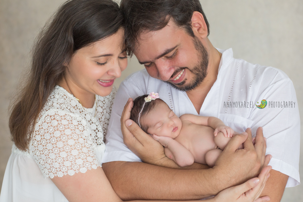 Família com sua bebê, em seu ensaio newborn, feito por Ana Mokarzel em Belém do Pará