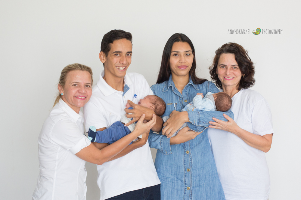 book de gêmeos - família, com seus bebês gêmeos, em seu ensaio newborn, feito por Ana Mokarzel em Belém do Pará