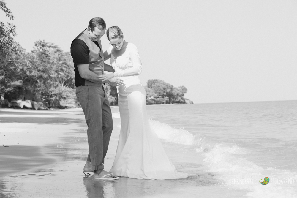 Ana Mokarzel - ensaio de casal - book de casal - trash the dress - fotografa de família - book de família - Brenda - Toninho - Mosqueiro - Pará - noivos - praia