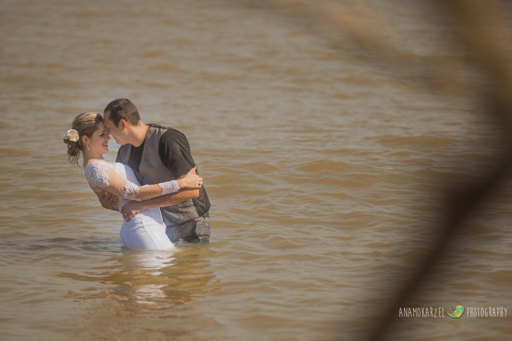 praia - Ana Mokarzel - ensaio de casal - book de casal - trash the dress - fotografa de família - book de família - Brenda - Toninho - Mosqueiro - Pará - noivos