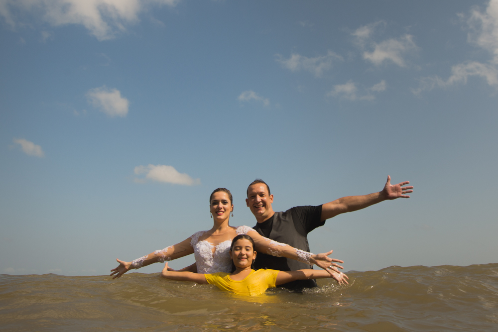 praia - Ana Mokarzel - ensaio de casal - book de casal - trash the dress - fotografa de família - book de família - Brenda - Toninho - Mosqueiro - Pará - noivos