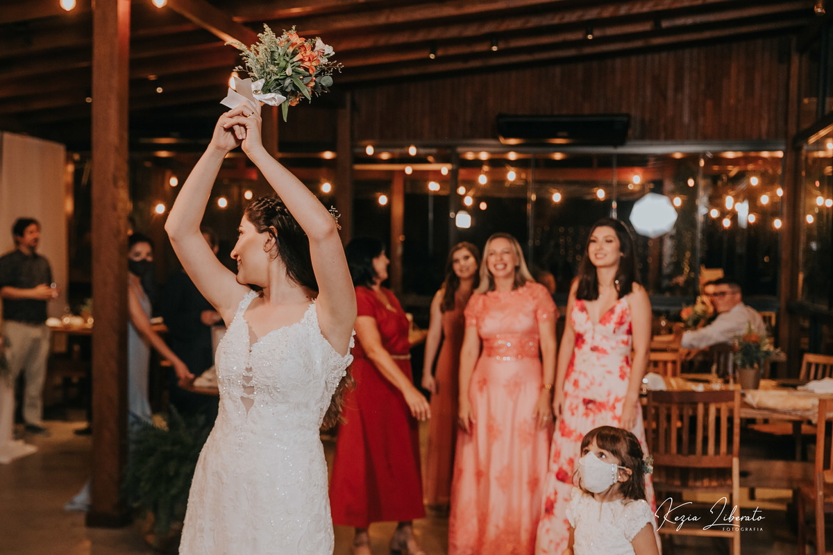 Noiva Jogando Buquê