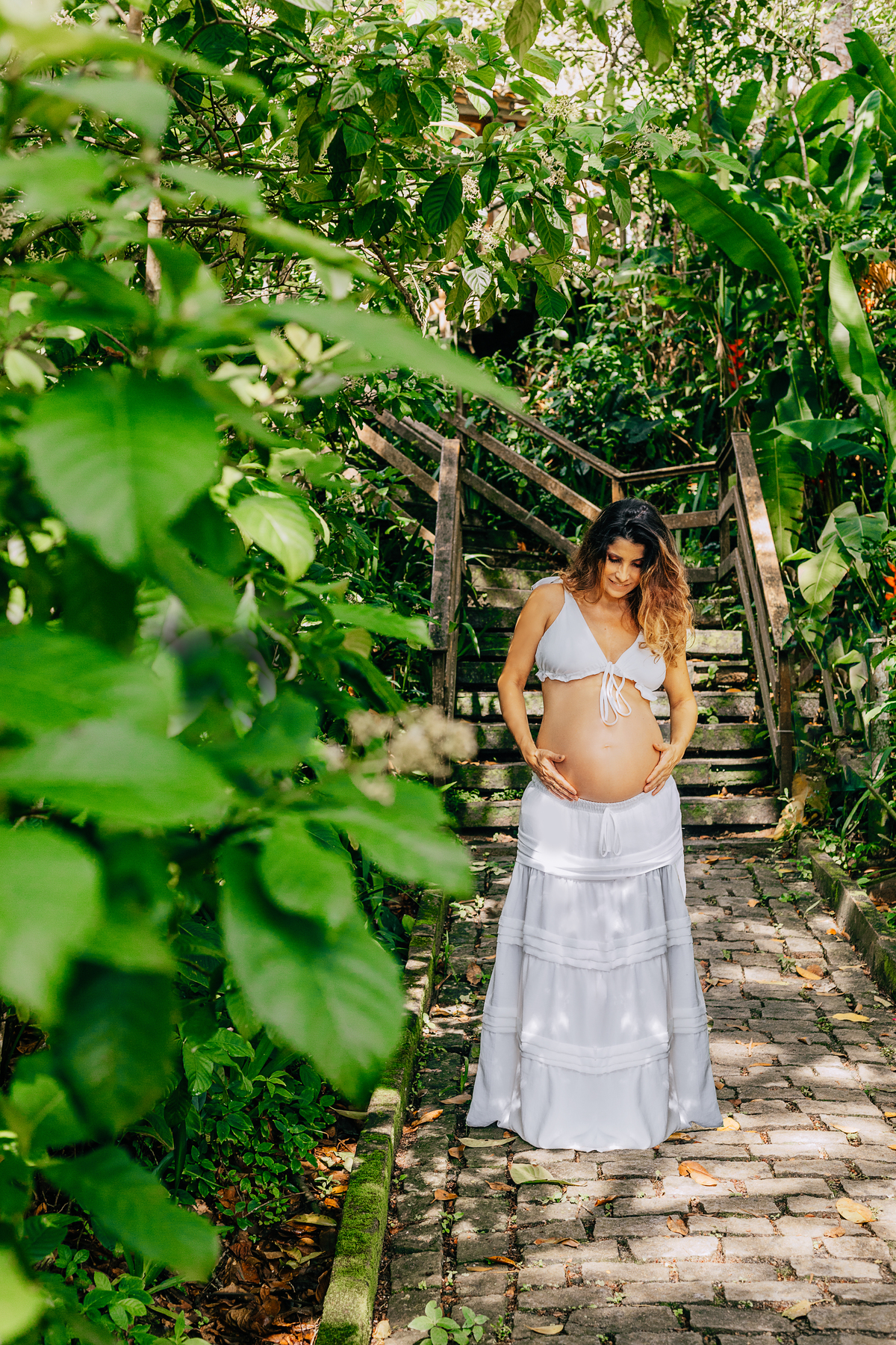 gestante entre vegetaçao
