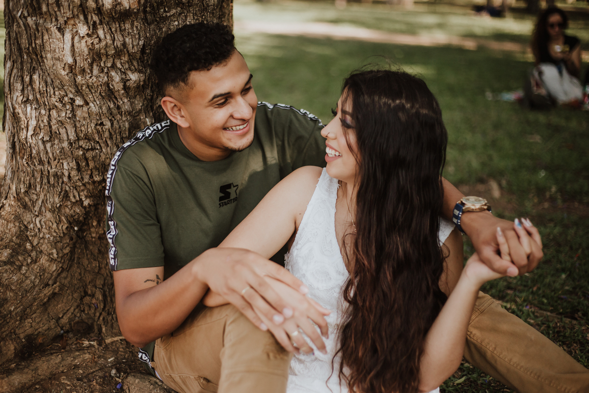 casal conversando no parque