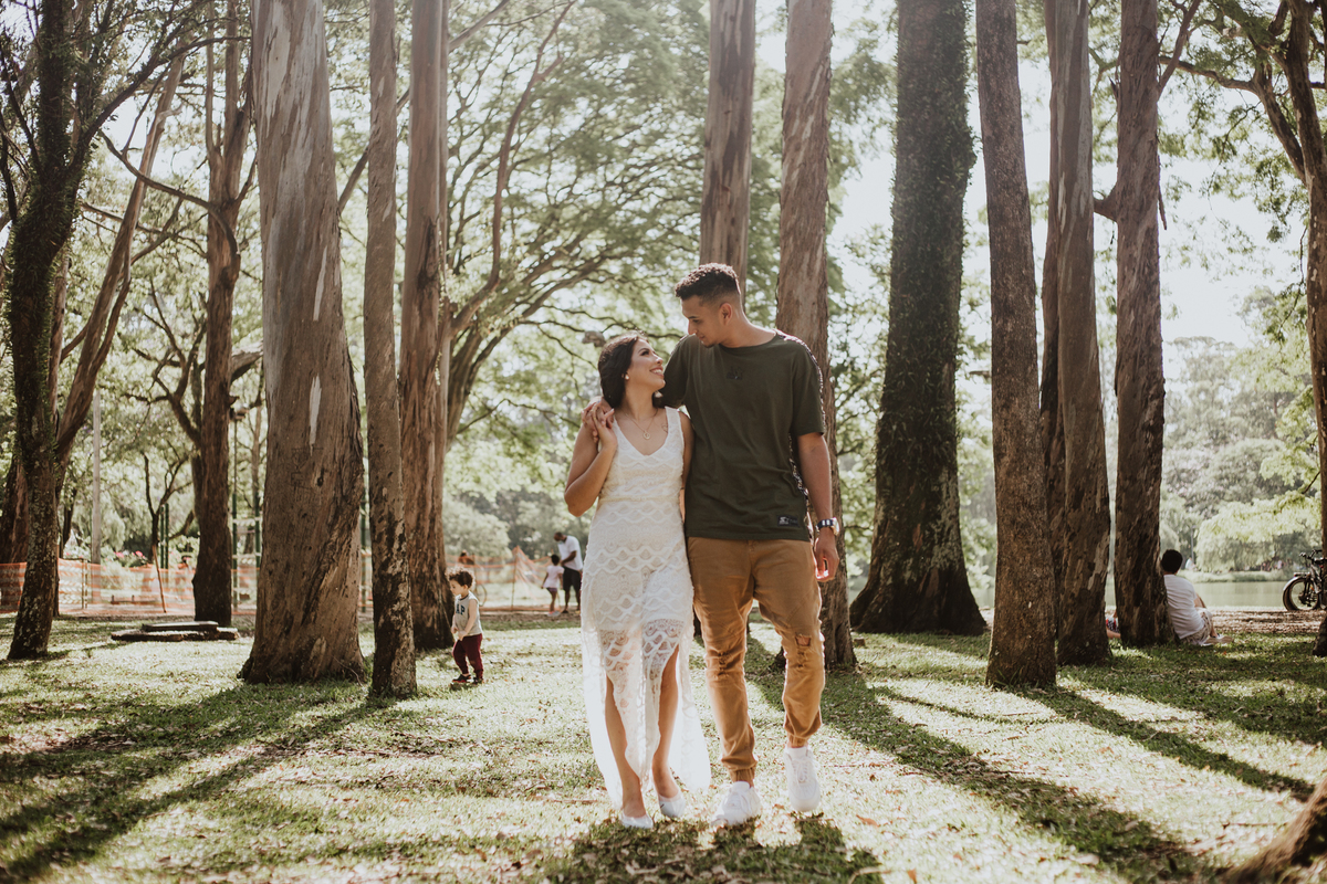 casal caminhando no parque