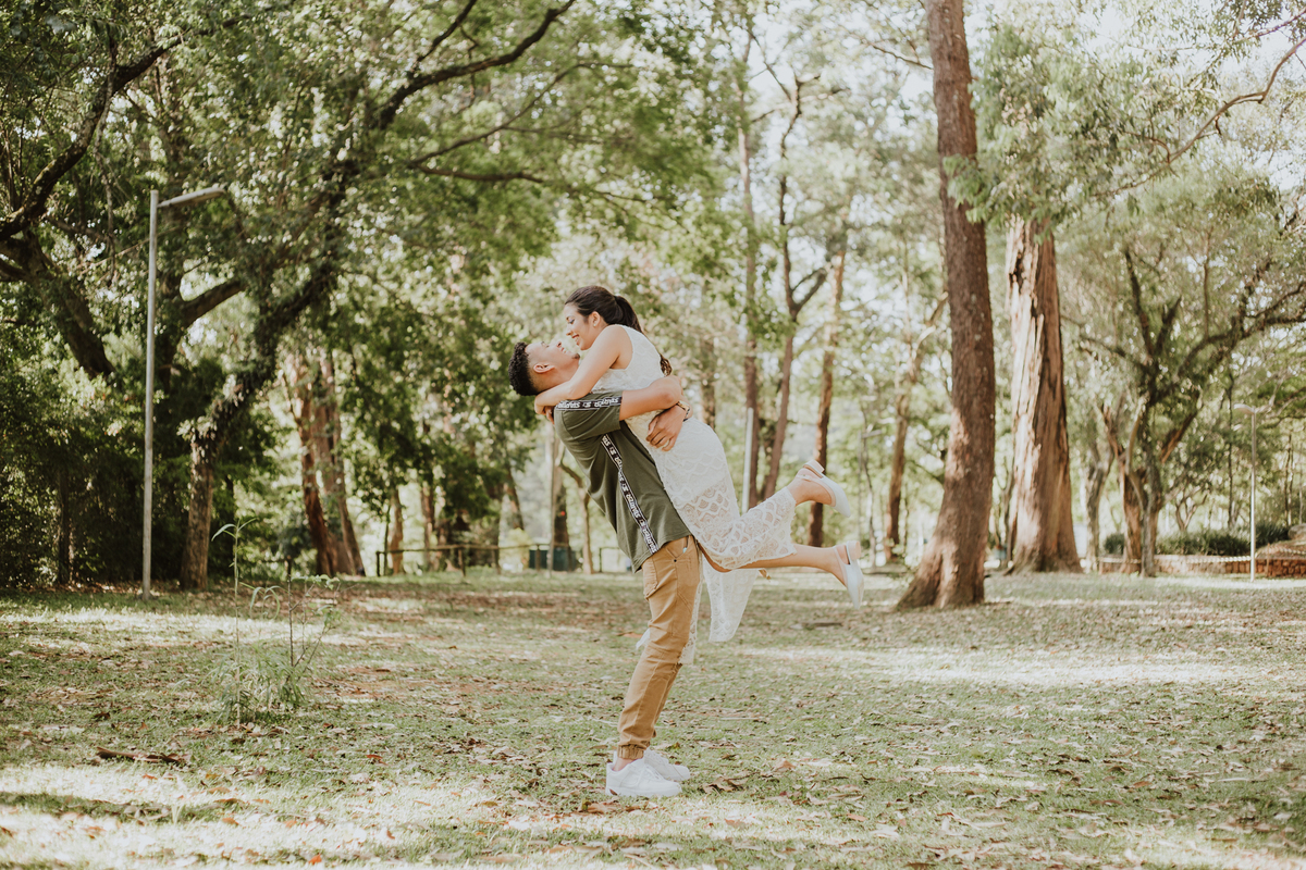 noivo erguendo noiva no parque do ibirapuera