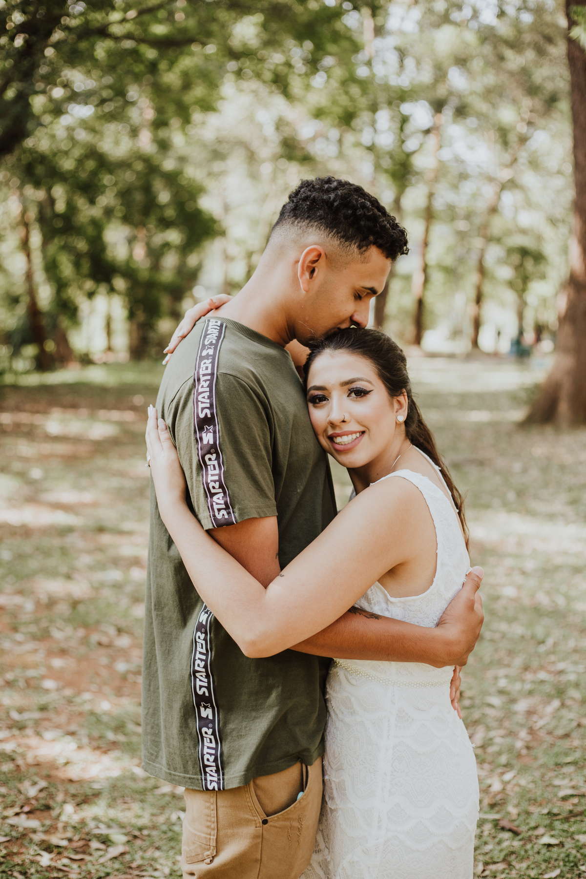 casal se abraçando no parque do ibirapiera