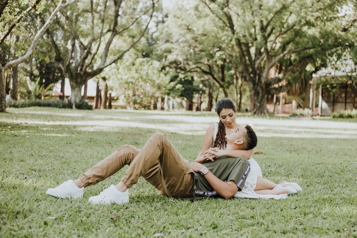 casal deitado na grama do parque