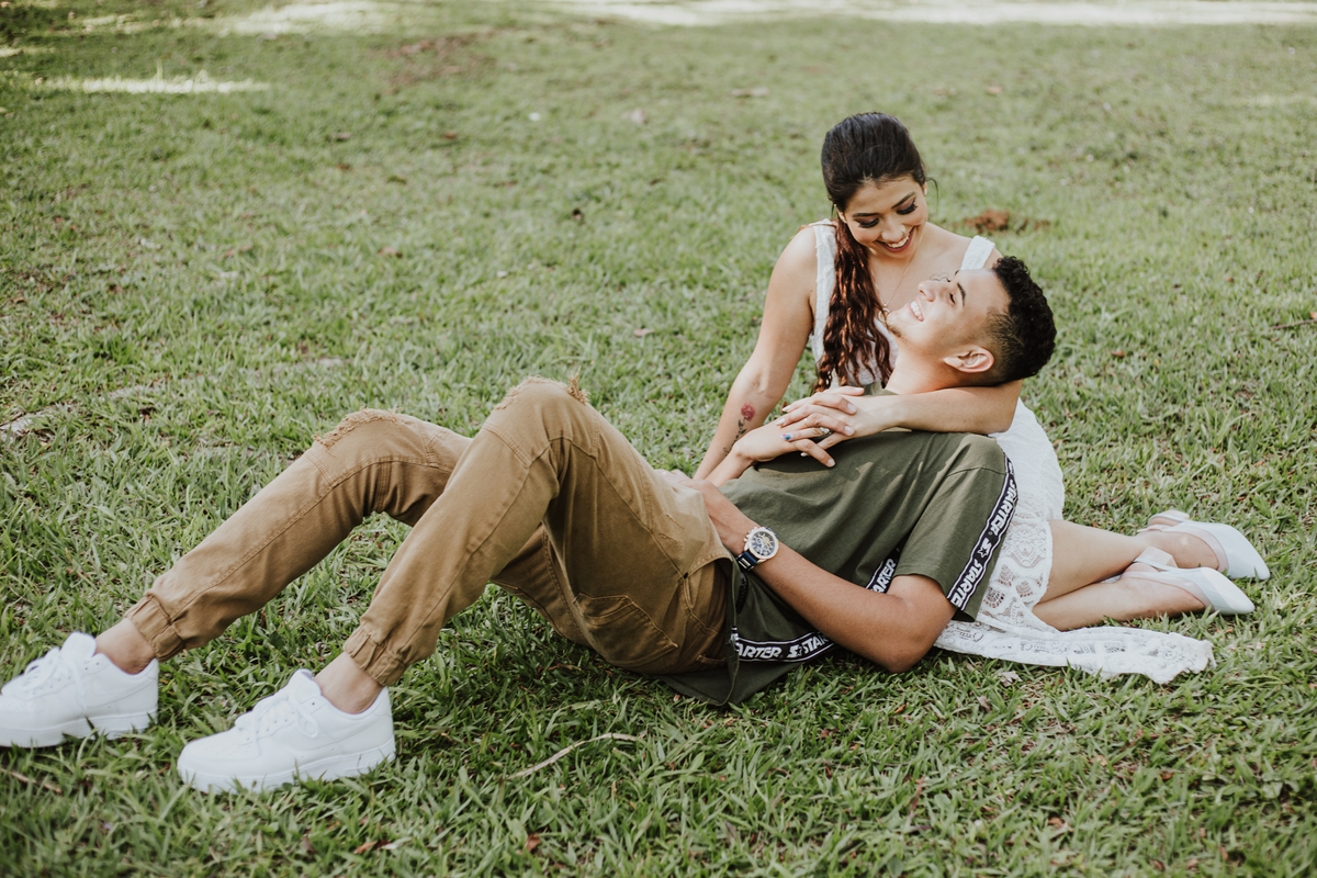 casal deitado na grama do parque