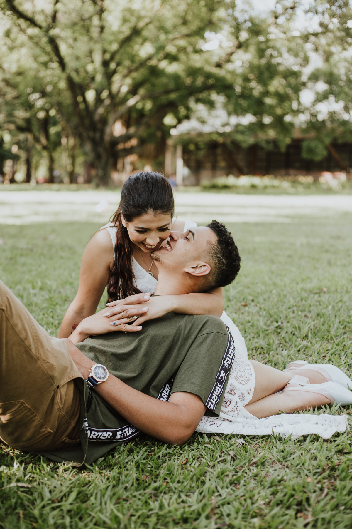 casal deitado na grama do parque
