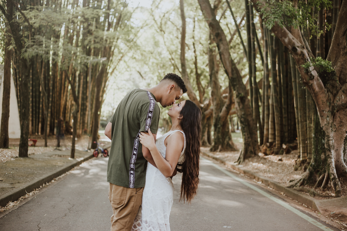 casal se beijando no parque