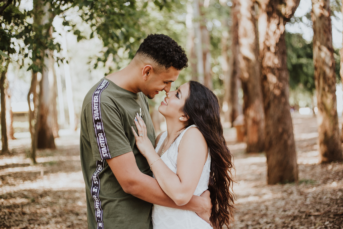 casal abraçado no parque 