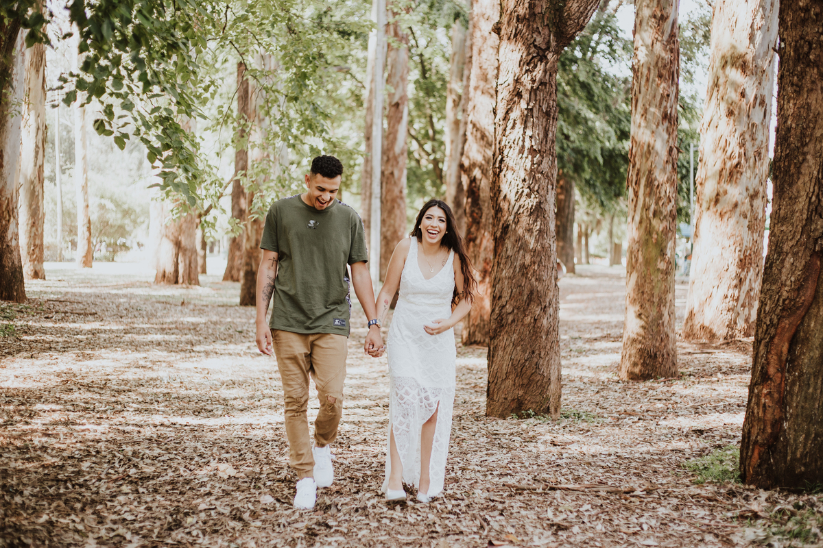 casal andando de mãos dadas no parque